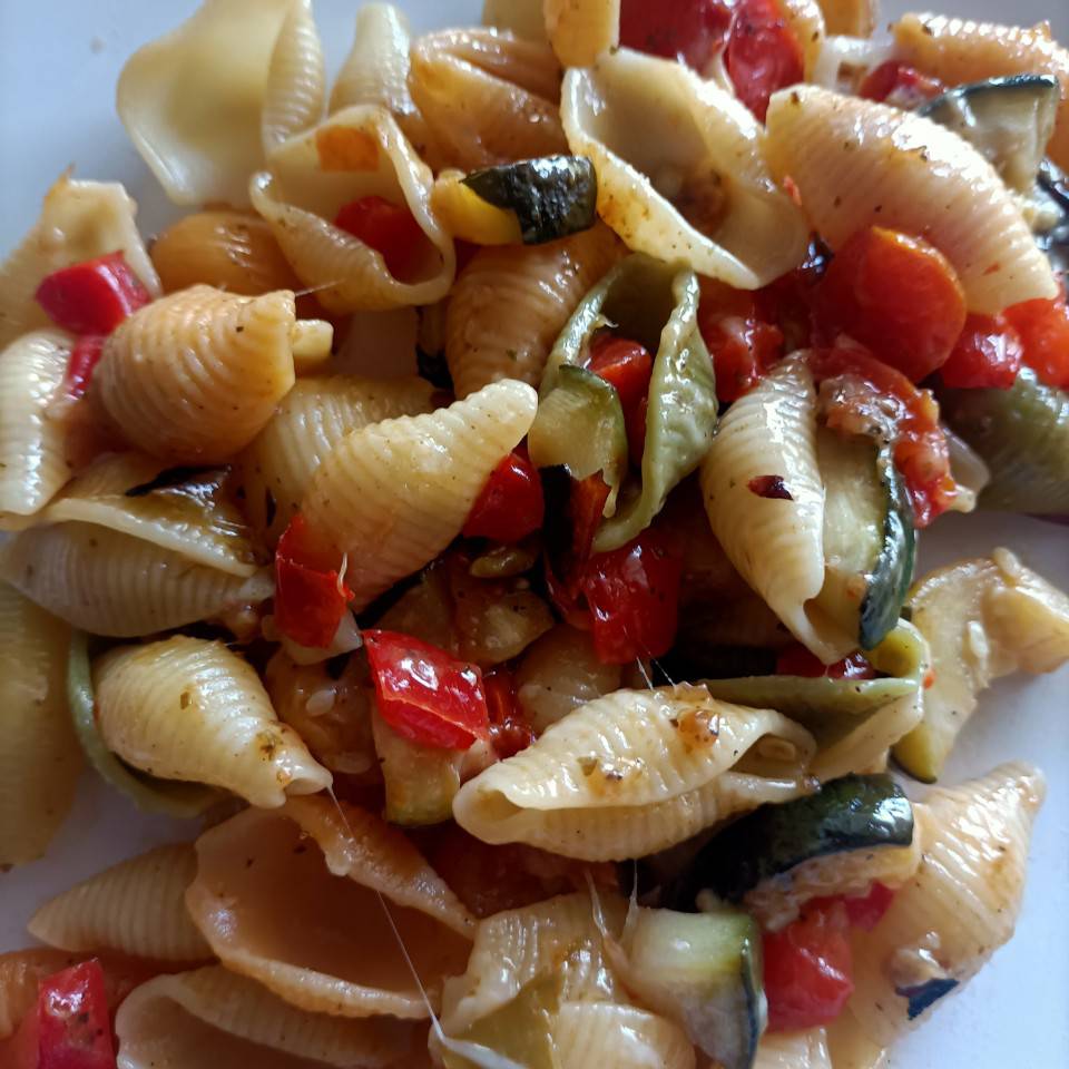 Pasta con tomate, queso y pimiento Pasta con tomate, queso y pimiento