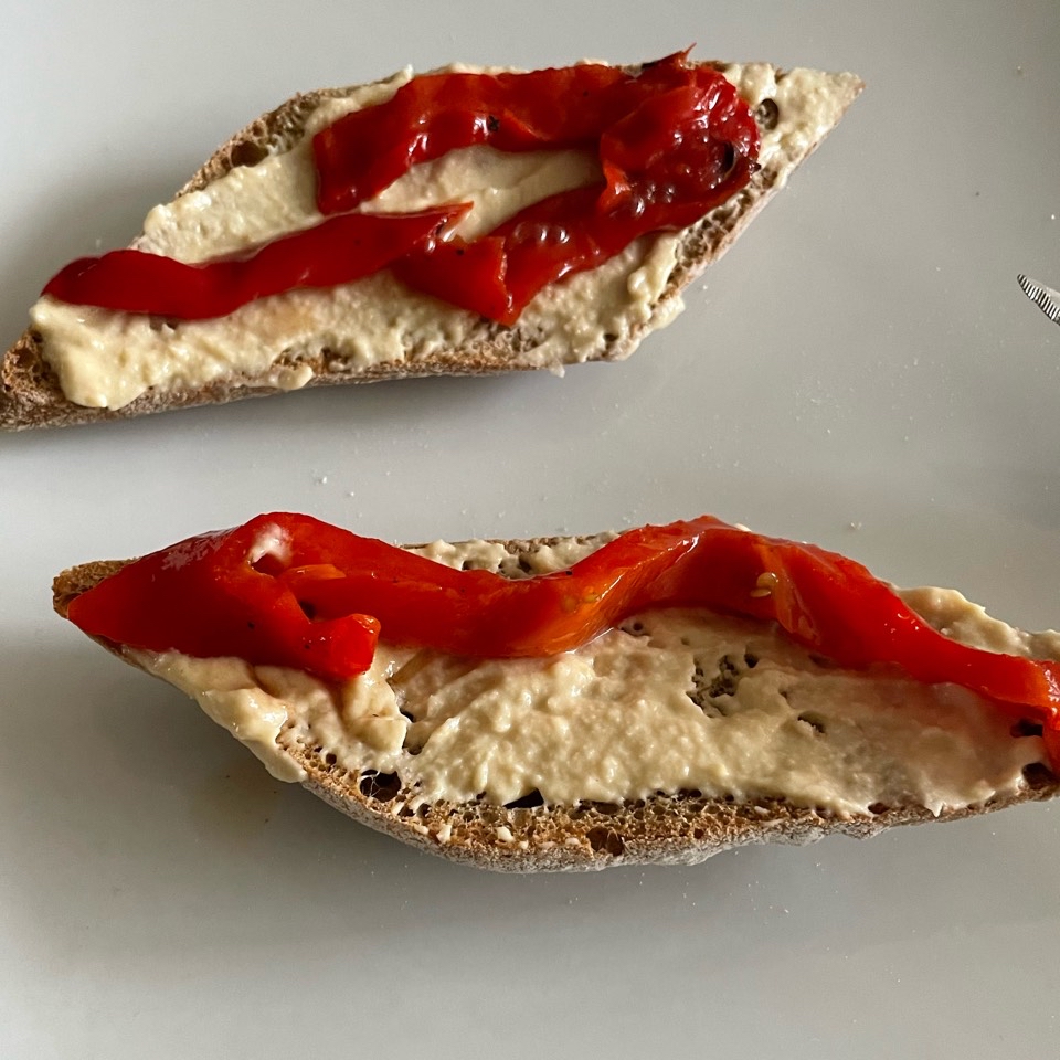 Tostada con hummus y pimiento 