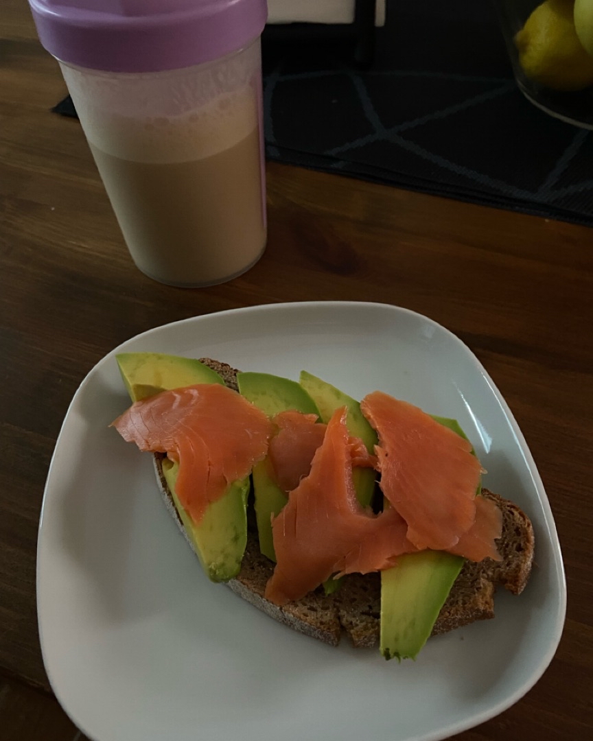 Tostada de salmón y aguacate Tostada de salmón y aguacate