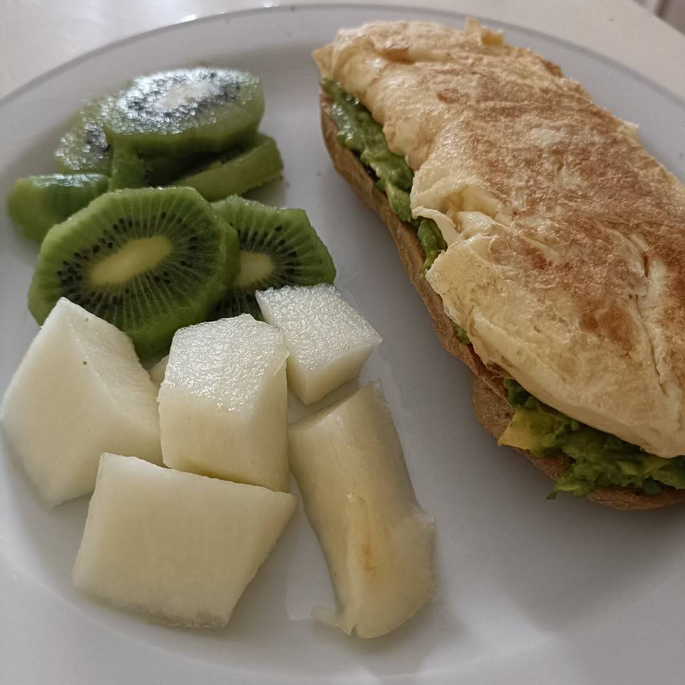 Tostada de aguacate y tortilla francesa