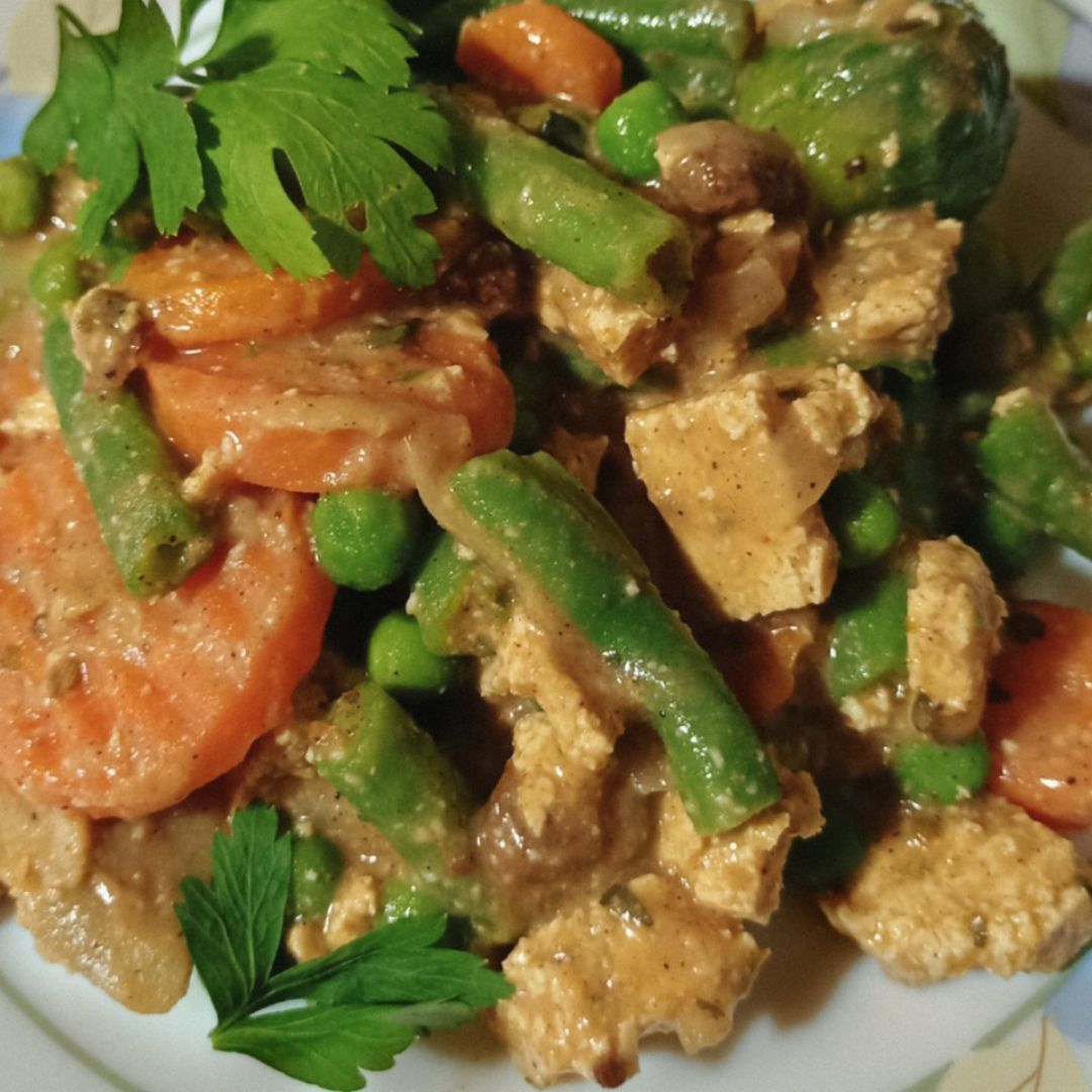 Tofu con verduras en salsa de gofio Tofu con verduras en salsa de gofio