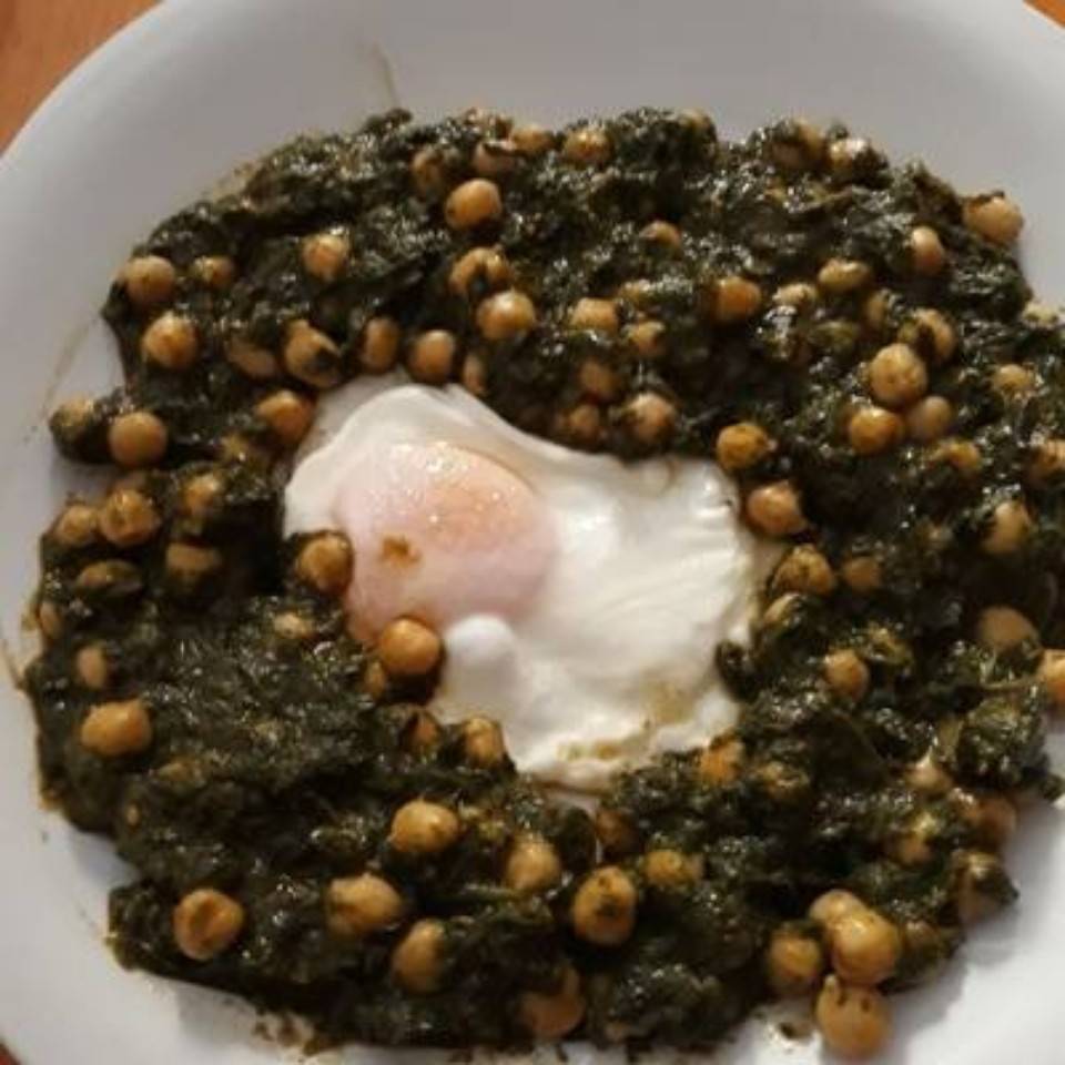 Espinacas con garbanzos y huevo Espinacas con garbanzos y huevo