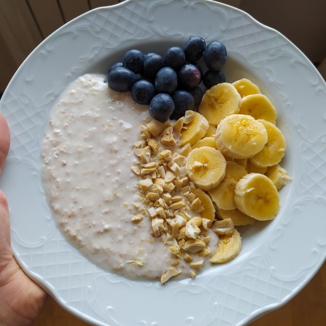 Avena overnight con yogur, fruta y anacardos