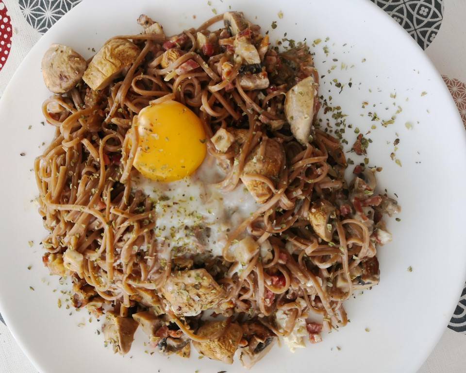 Noodles con champiñones y queso crema Noodles con champiñones y queso crema