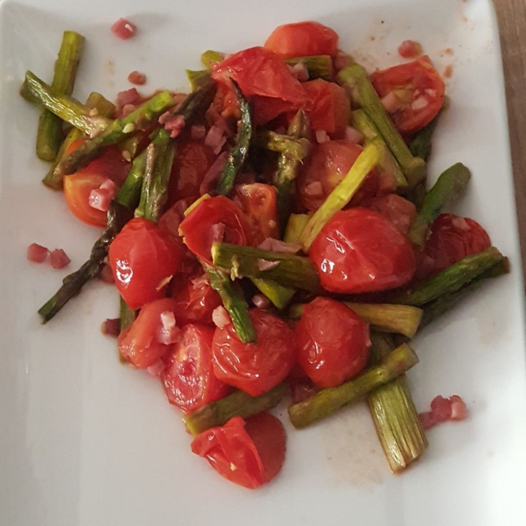 Esparragos con tomates cherry y jamón en airfrayer Esparragos con tomates cherry y jamón en airfrayer