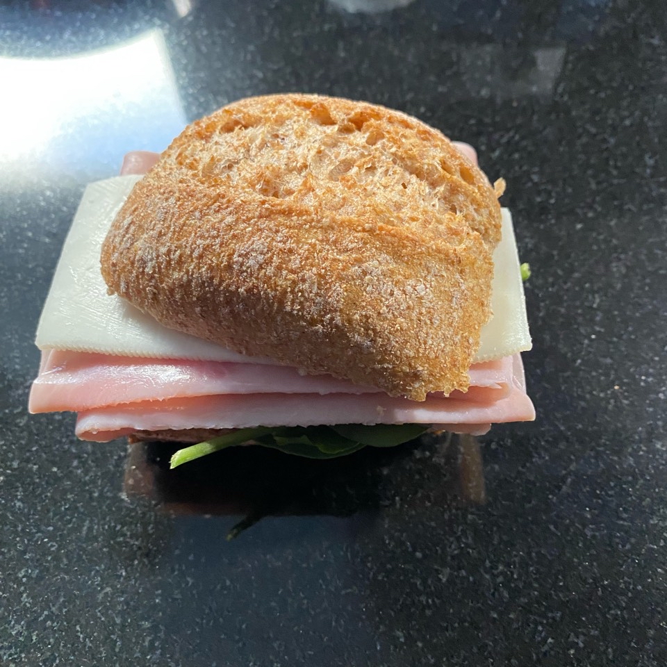 Bocata de york con queso y espinacas Bocata de york con queso y espinacas