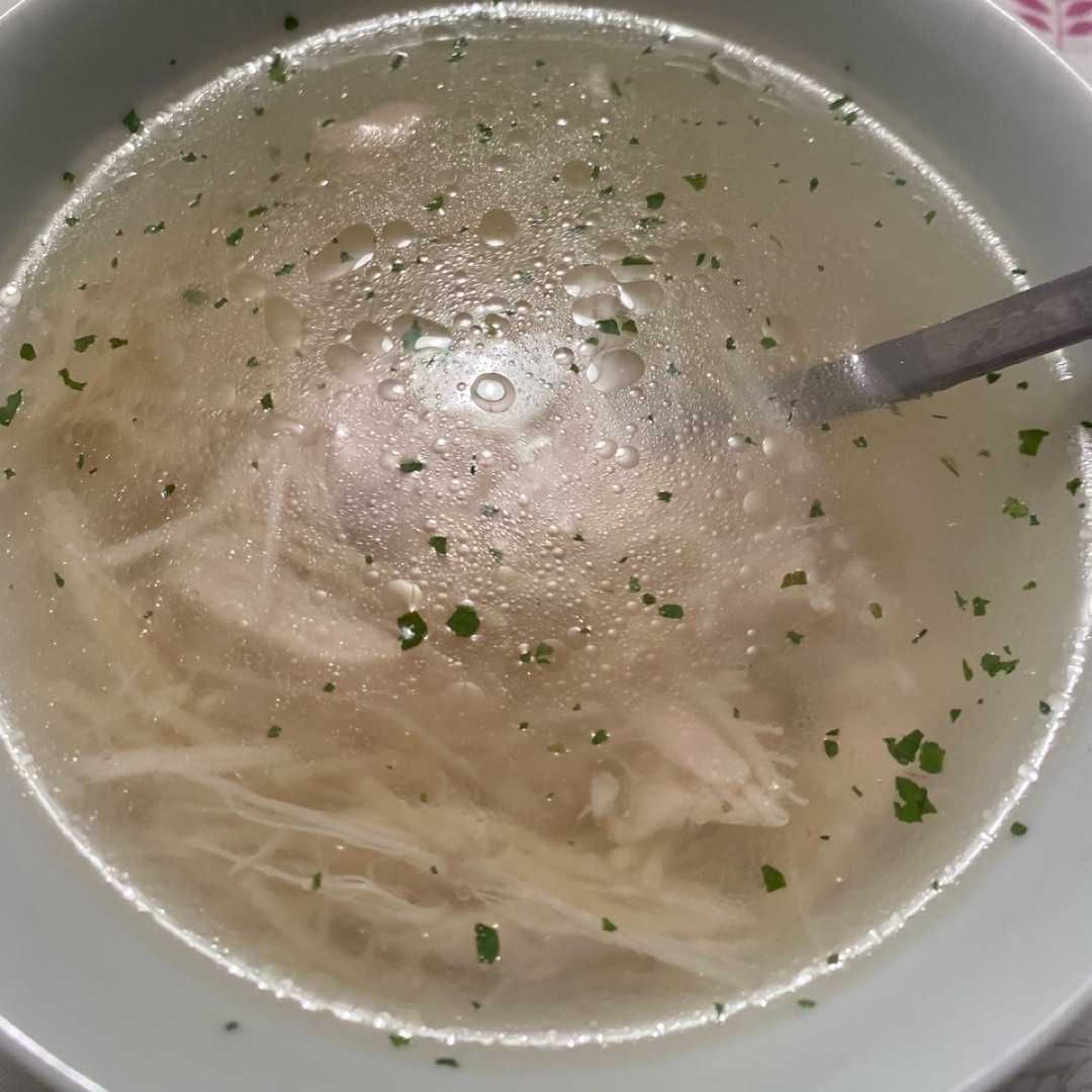 Sopita con trozos de pollo y fideos integrales Sopita con trozos de pollo y fideos integrales