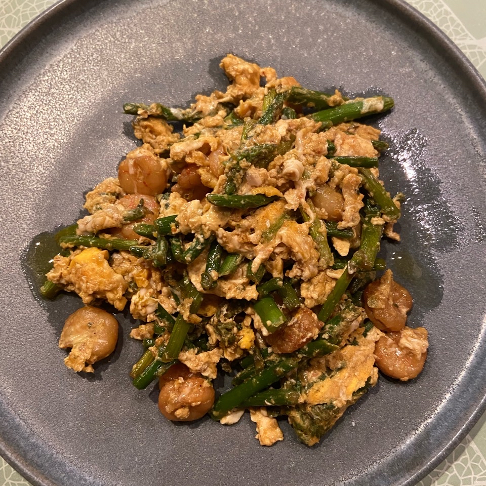 Revuelto de espárragos con gambas Revuelto de espárragos con gambas