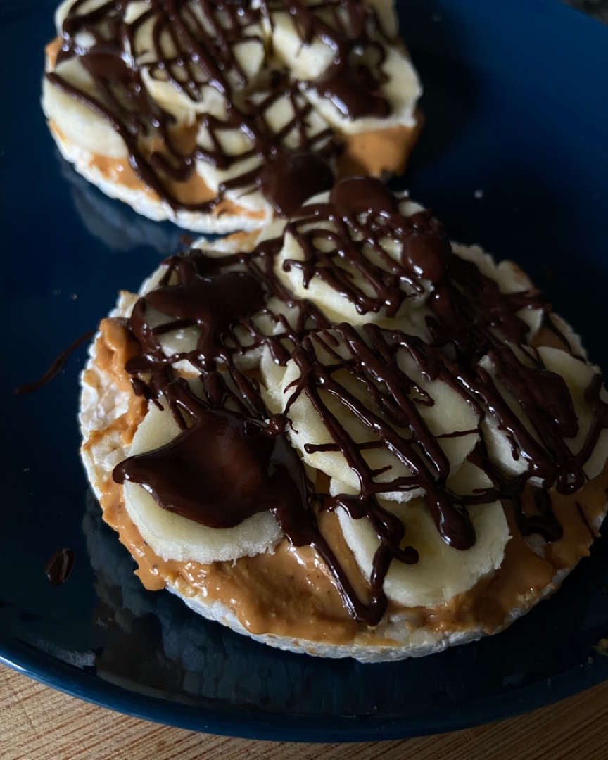 Tostadas de Arroz con Crema de Cacahuete, Platano y Chocolate 85%