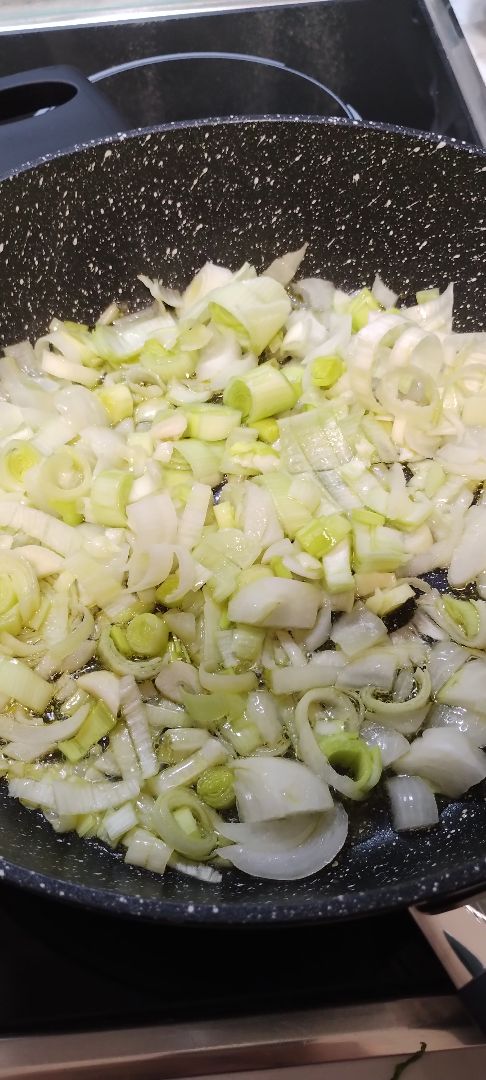Pasta de lentejas salteada con verduras, pavo y feta Paso 1