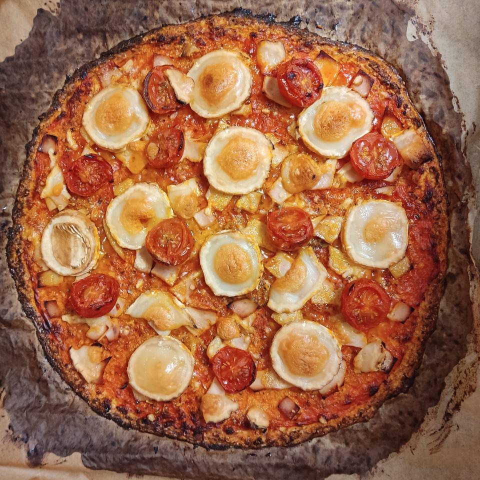 Pizza con base de zanahoria con queso de cabra, pavo y cherrys Pizza con base de zanahoria con queso de cabra, pavo y cherrys