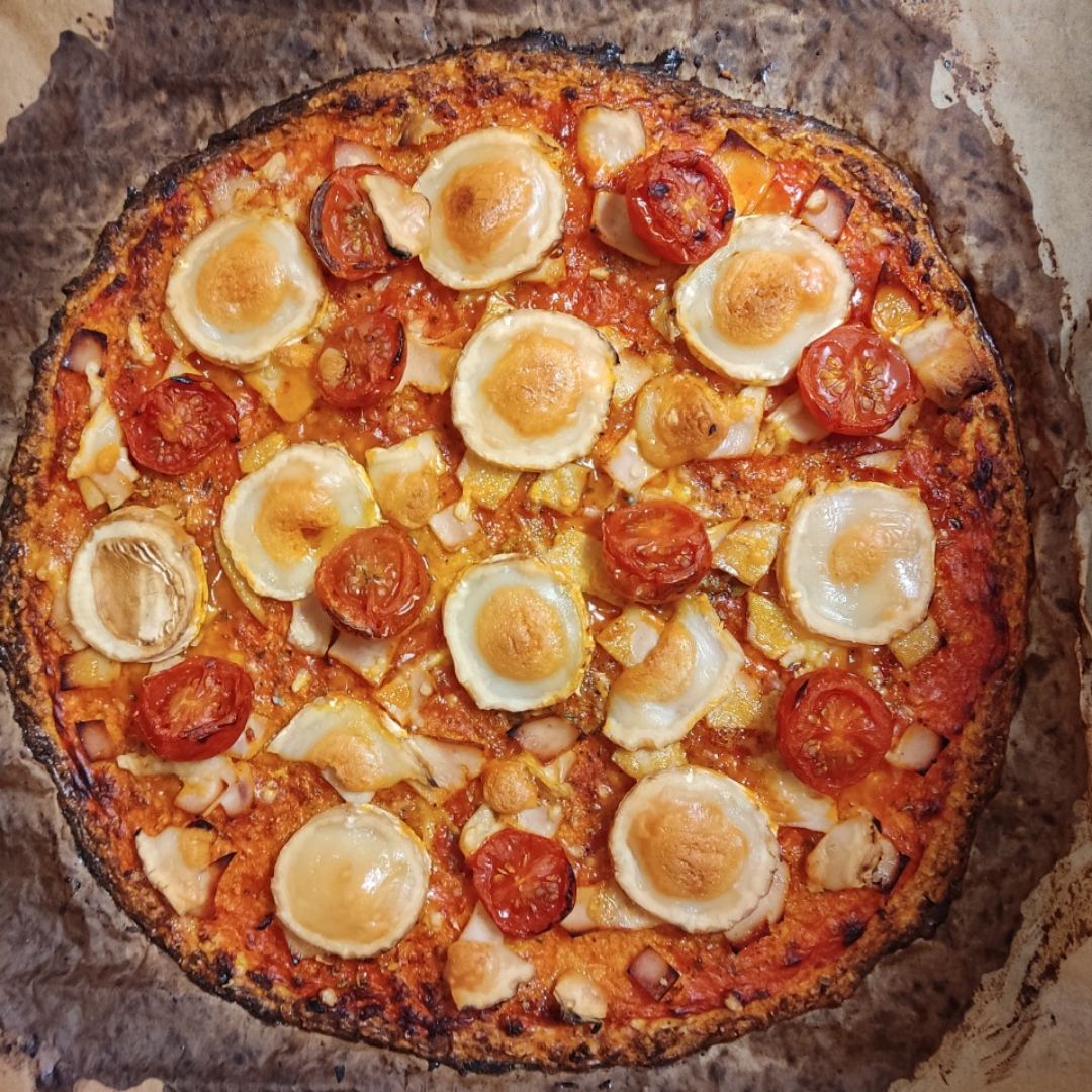 Pizza con base de zanahoria con queso de cabra, pavo y cherrys Paso 2 Pizza con base de zanahoria con queso de cabra, pavo y cherrys Paso 2