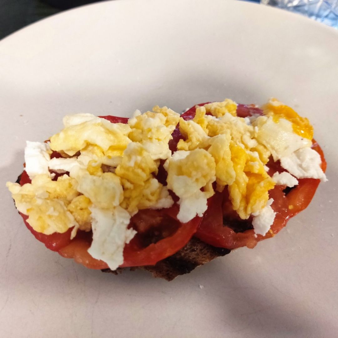 Tostadas con tomate, queso de rulo de cabra y huevos revueltos 💪