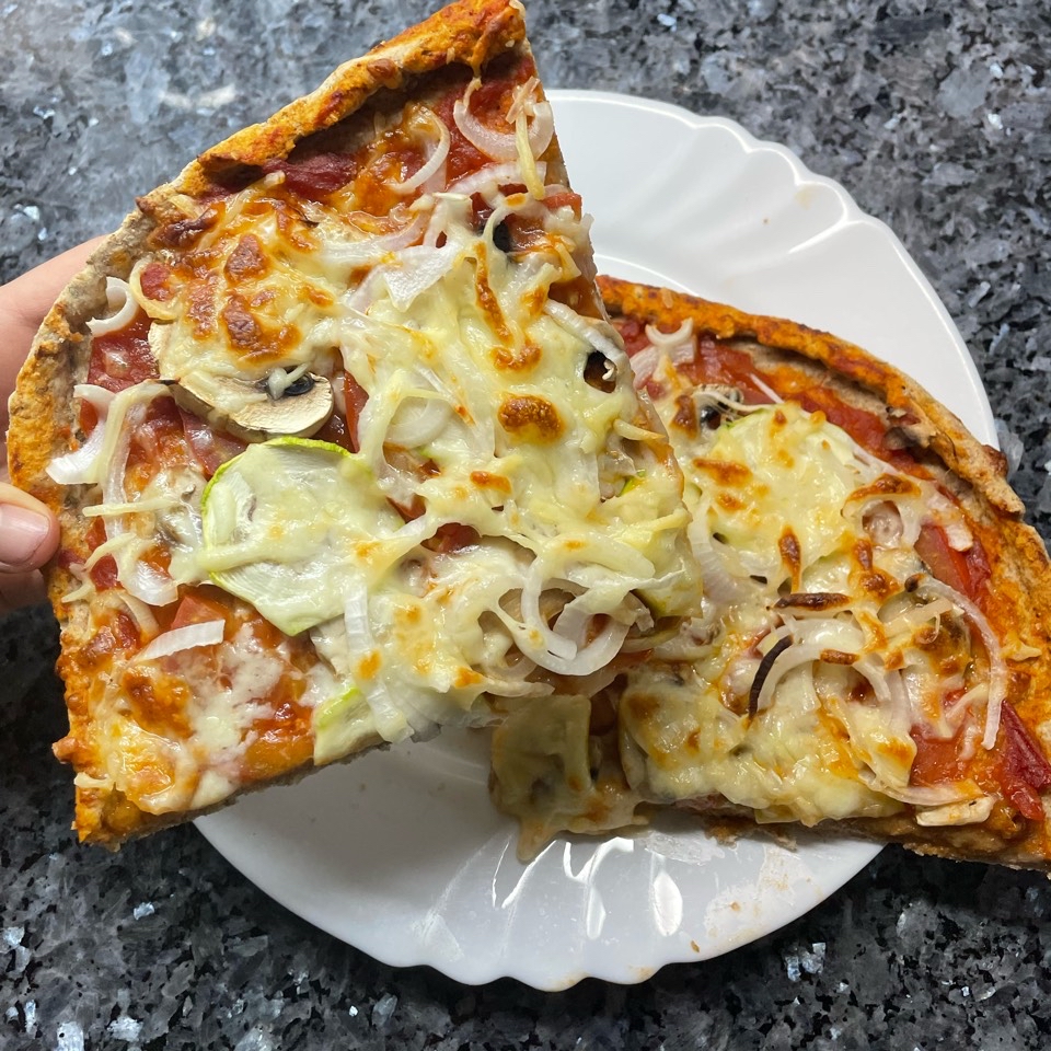 Pizza de verduras y masa integral Pizza de verduras y masa integral