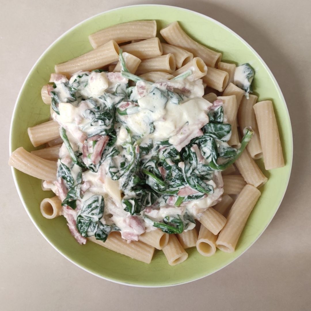 Pasta carbonara con espinaca Pasta carbonara con espinaca