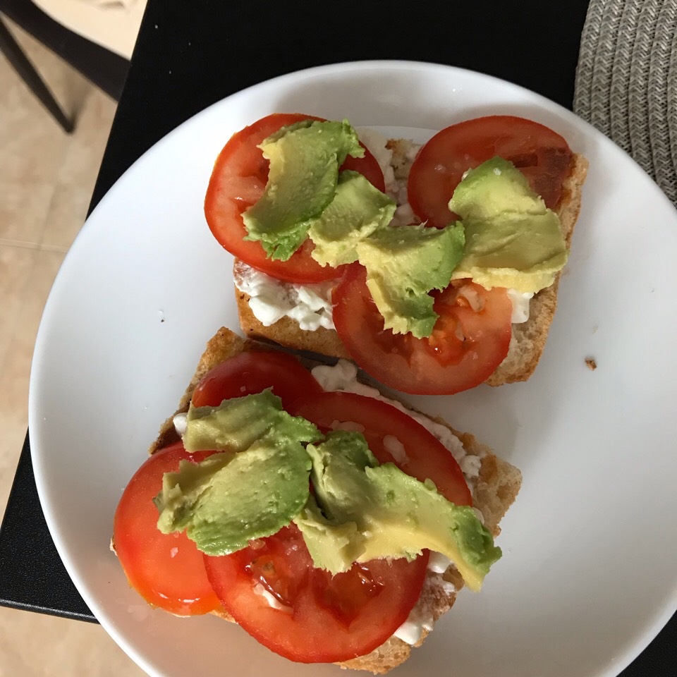 Tostas con cottage, tomate y aguacate