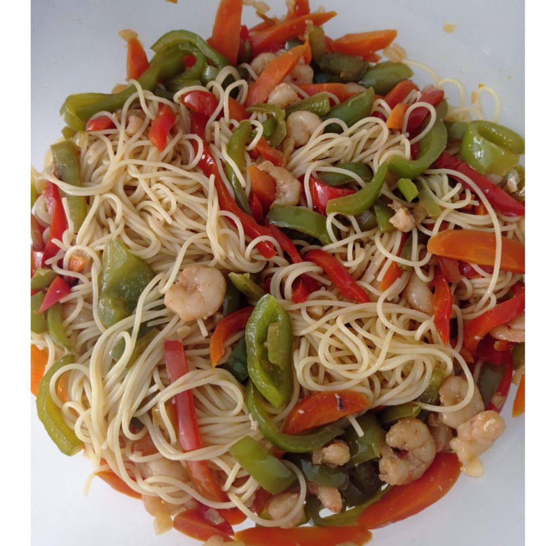 Fideos chinos salteados con pimientos y gambas Fideos chinos salteados con pimientos y gambas