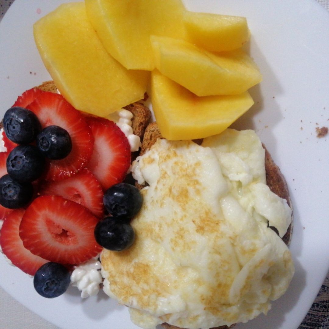 Tostadas proteicas con fruta Tostadas proteicas con fruta