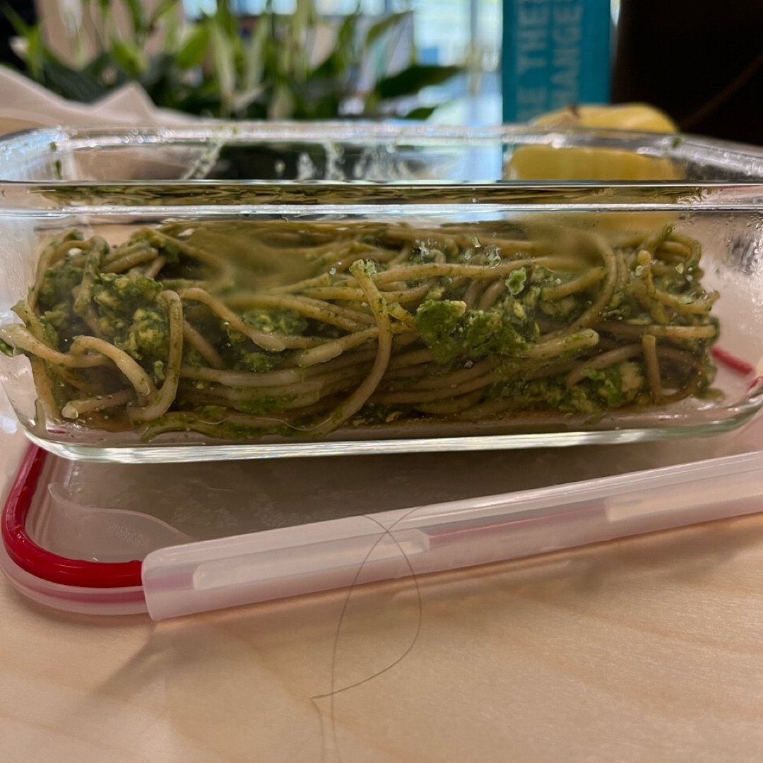 Pasta con pesto de espinacas y pollo Pasta con pesto de espinacas y pollo