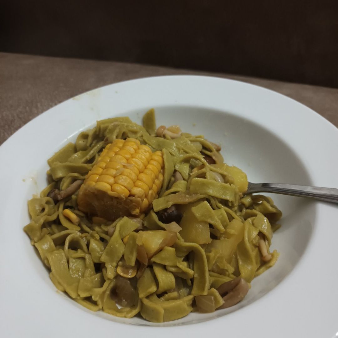 Espaguetis con: setas,maíz y patata Espaguetis con: setas,maíz y patata