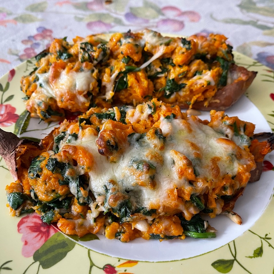 Boniato asado con espinacas y atún Boniato asado con espinacas y atún