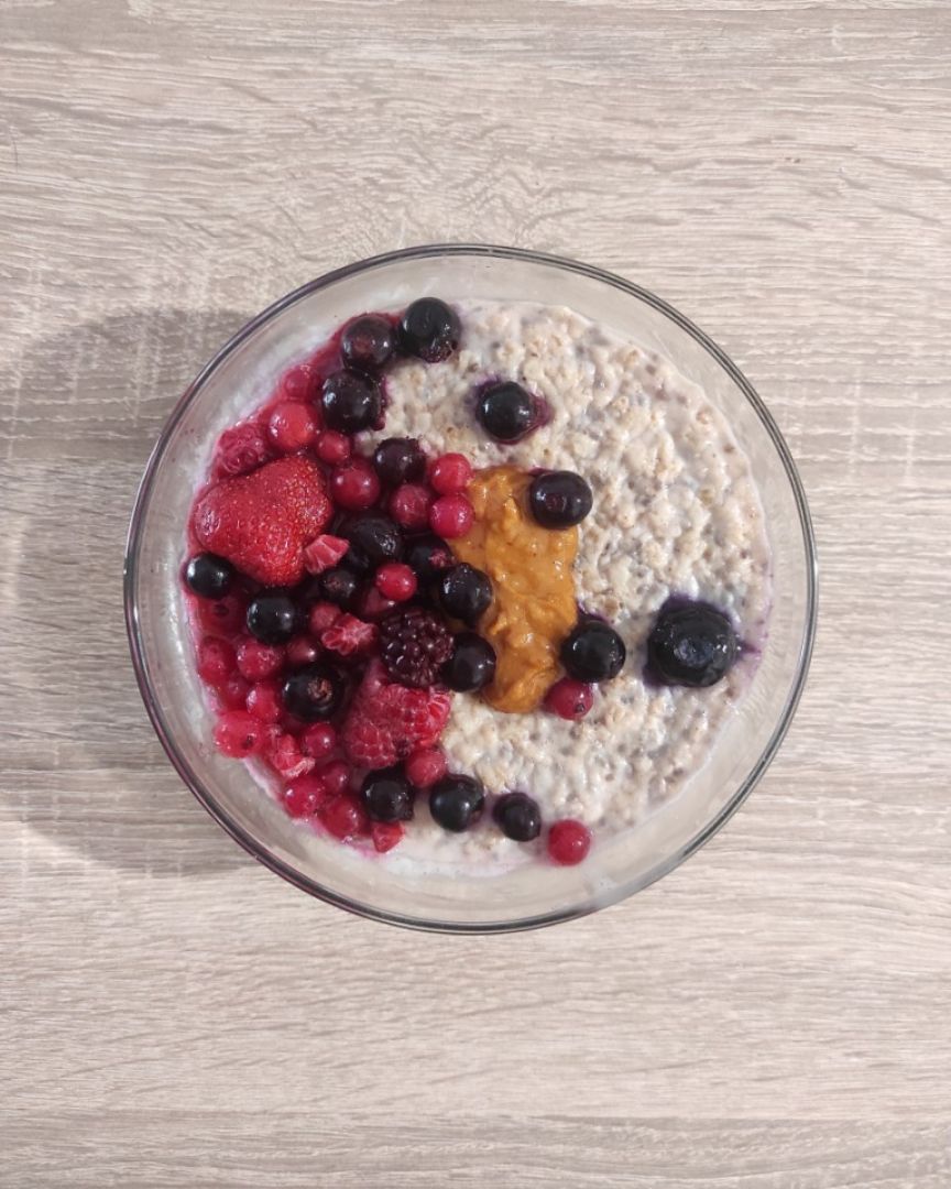 Porridge con frutos rojos, chía y crema de cacahuete