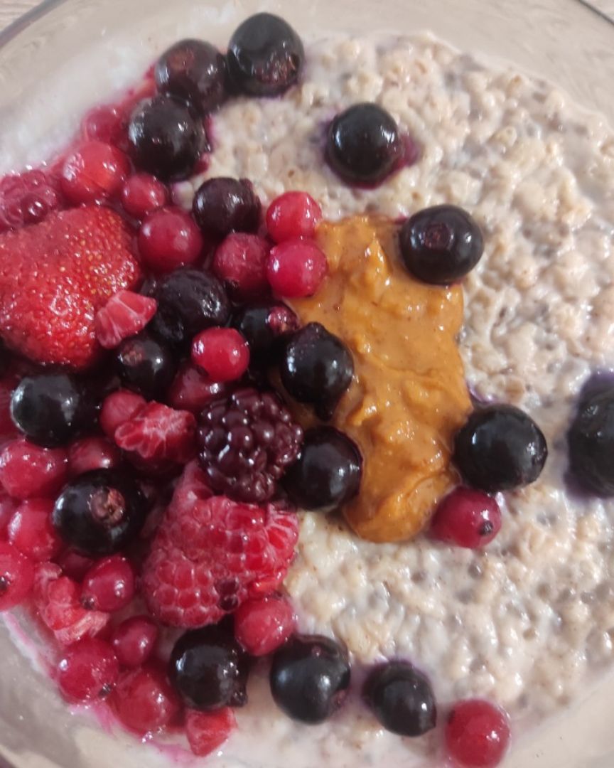 Porridge con frutos rojos, chía y crema de cacahuete