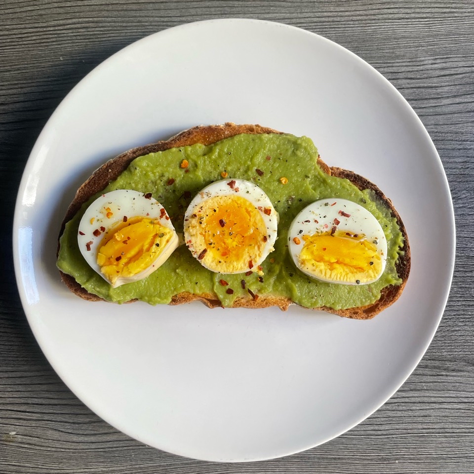 Tostada con guacamole y huevo duro 🥑🥚