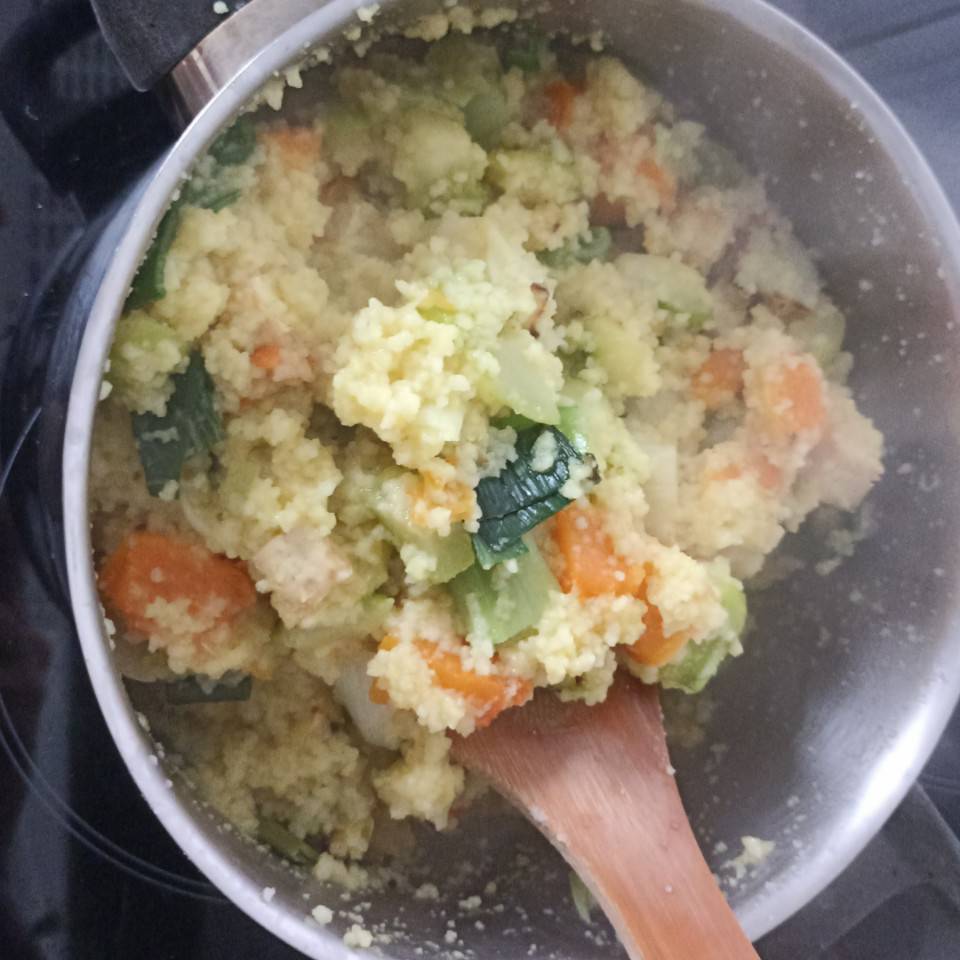 Cous cous al curry con tofu y verduras Cous cous al curry con tofu y verduras