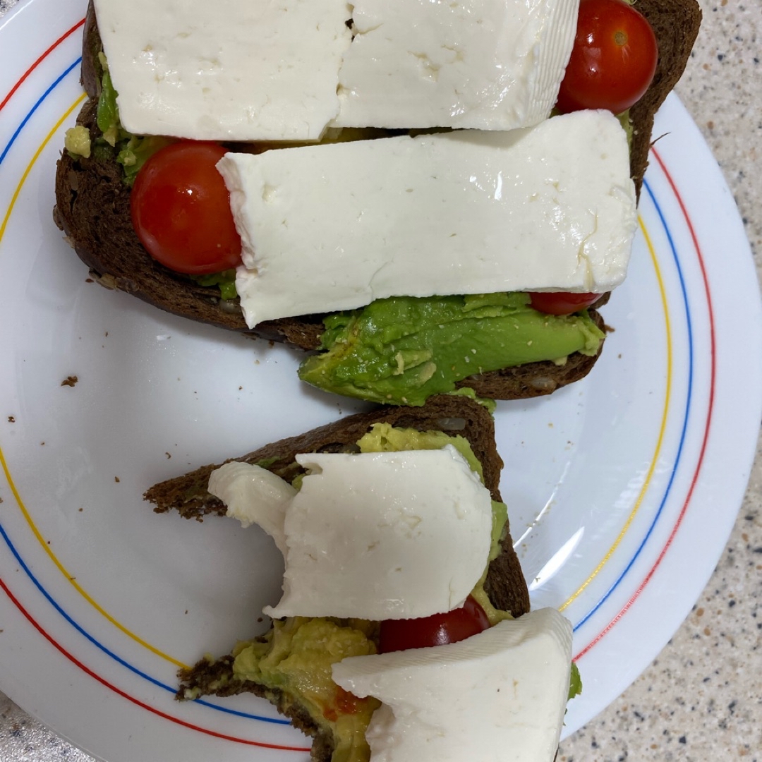 Tostadas con aguacate, cherrys y queso de vaca 