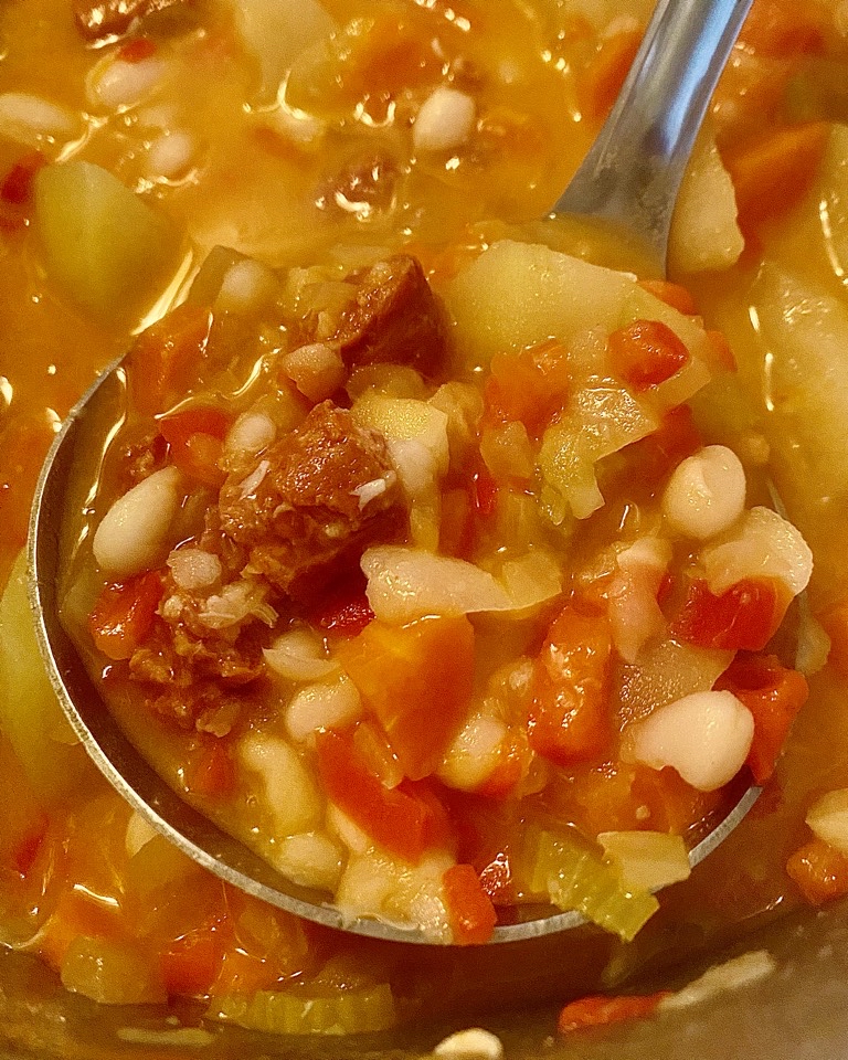 Alubias con chistorra y verduras 🫘🧅 Alubias con chistorra y verduras 🫘🧅
