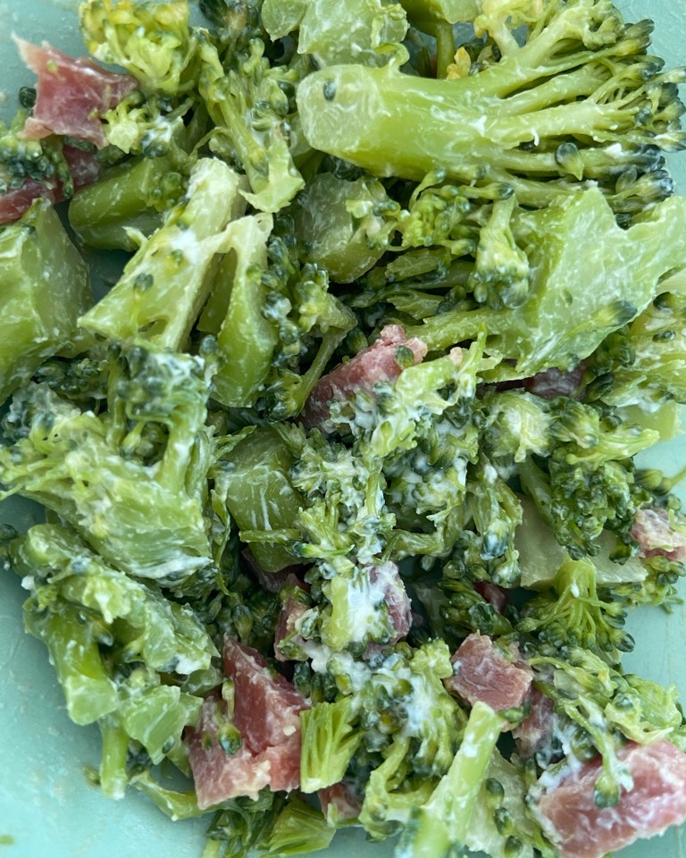 Brócoli con jamón y queso de cabra