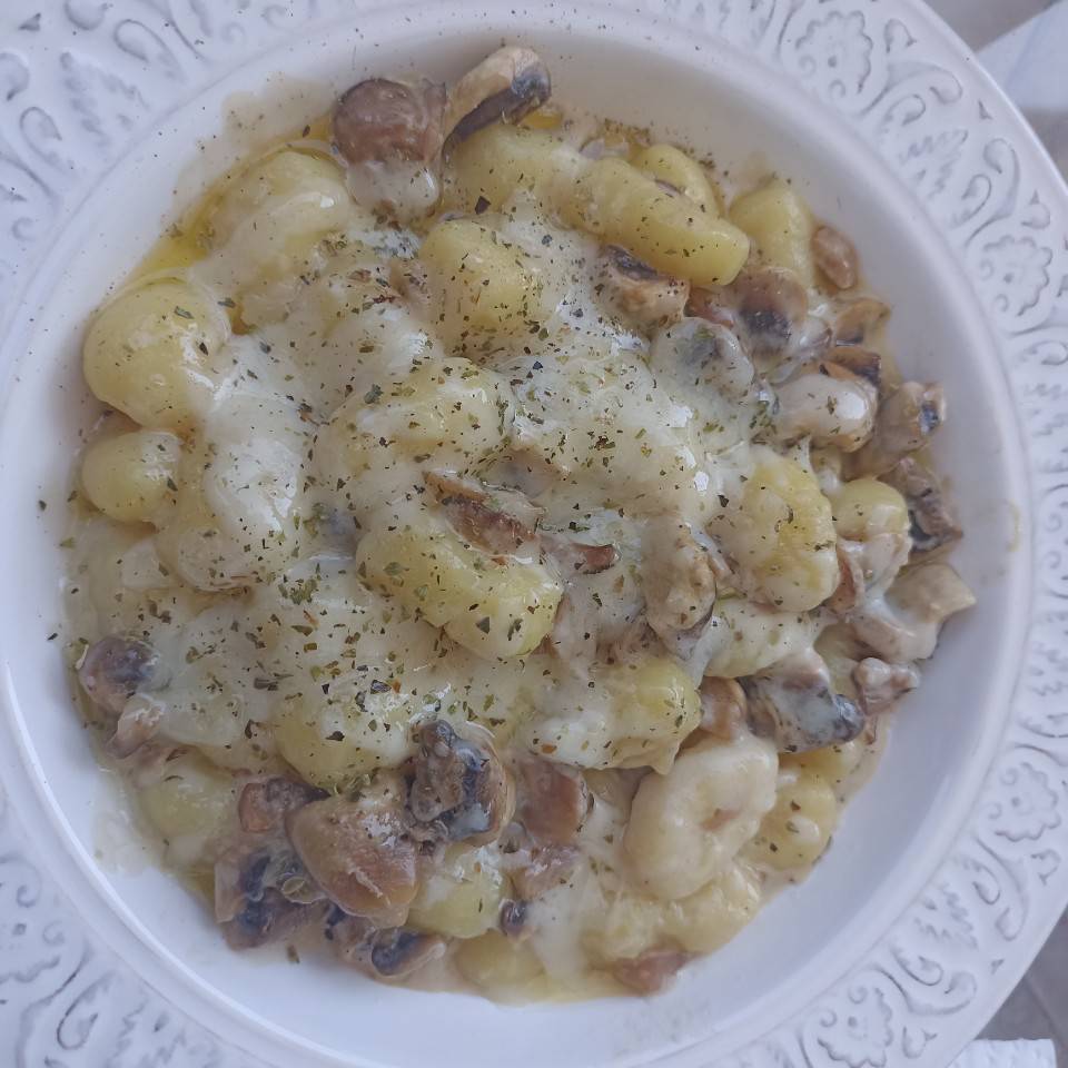 Ñoquis con champis y crema de queso Ñoquis con champis y crema de queso