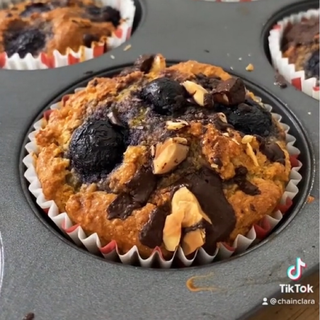 MUFFINS DE AVENA CON CHOCOLATE Y ARÁNDANOS MUFFINS DE AVENA CON CHOCOLATE Y ARÁNDANOS