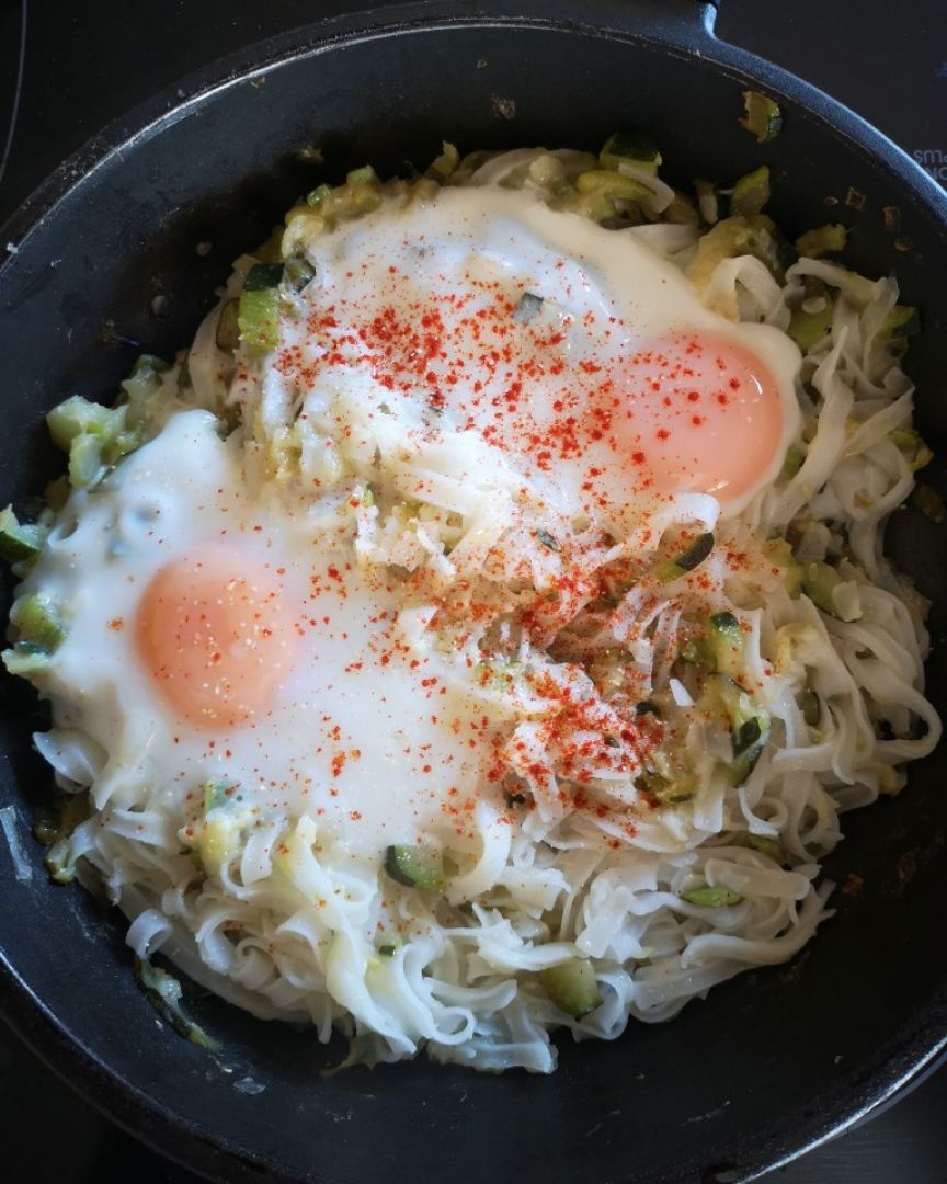 Noodles con calabacin y huevo Noodles con calabacin y huevo