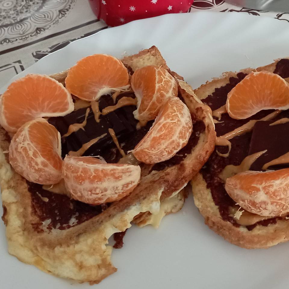 Tostadas francesas con mandarina, chocolate y crema de cacahuate 