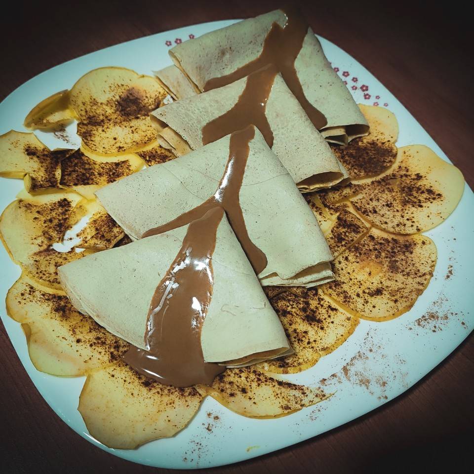 Crêpes de avena sobre láminas de manzana asada 
