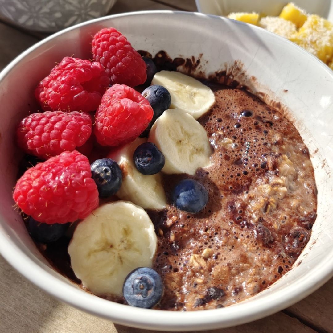 Avena con frutas del bosque y chocolate Avena con frutas del bosque y chocolate