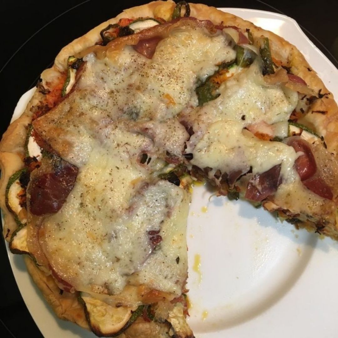 Pizza de verduras y jamón Pizza de verduras y jamón