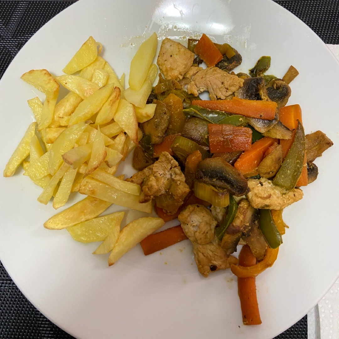 Pavo con verduras y papas en airfryer Pavo con verduras y papas en airfryer