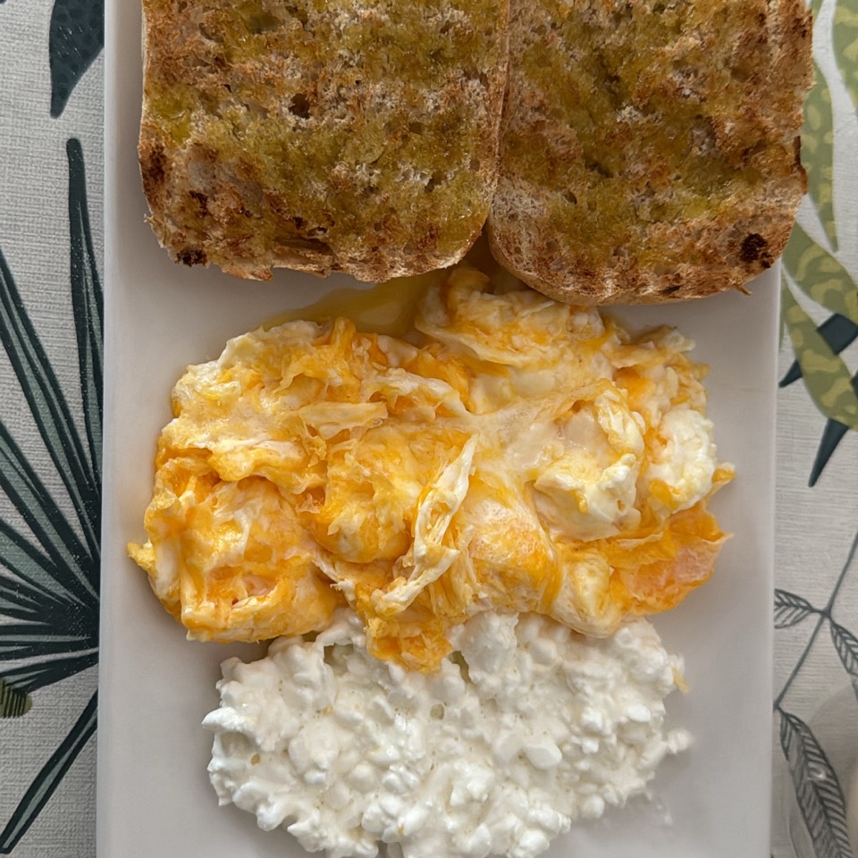 Tostadas de aceite con huevos y cottage