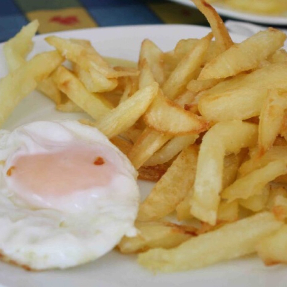 Patatas fritas con huevo 