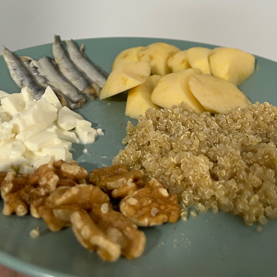 Mi gran descubrimiento !! Ensalada de quinoa favorita que es obligado que probéis !! Además de lo fácil que es con estos ingredientes: Boquerones en vinagre, manzana, queso fresco y nueces. 