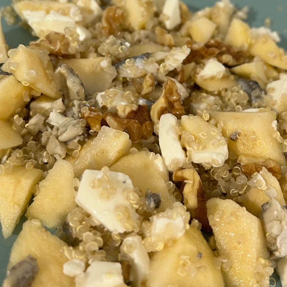 Mi gran descubrimiento !! Ensalada de quinoa favorita que es obligado que probéis !! Además de lo fácil que es con estos ingredientes: Boquerones en vinagre, manzana, queso fresco y nueces. 