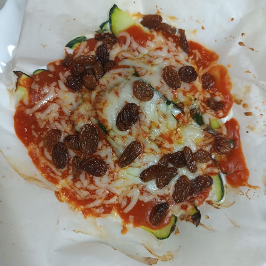 Pepino con queso, tomate y pasas