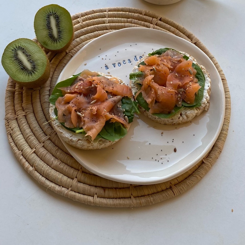 Tortitas de arroz con queso crema, espinacas y salmón