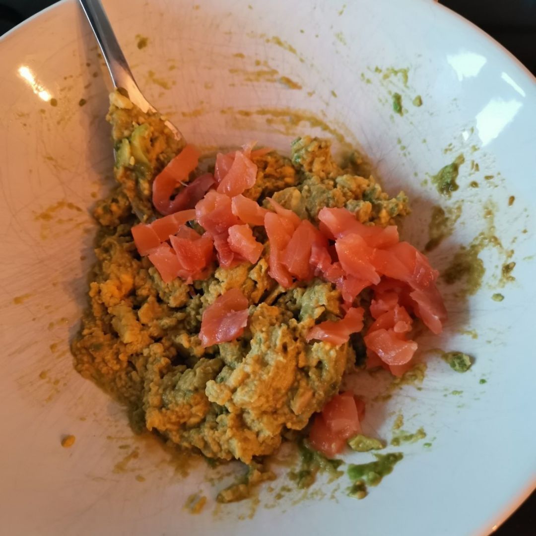Huevos rellenos keto "sabor sushi" Paso 2 Huevos rellenos keto "sabor sushi" Paso 2
