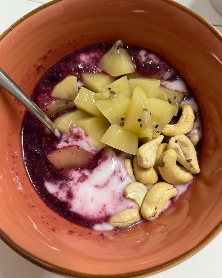 Pudding de chia con kiwi, arándanos y frutos secos