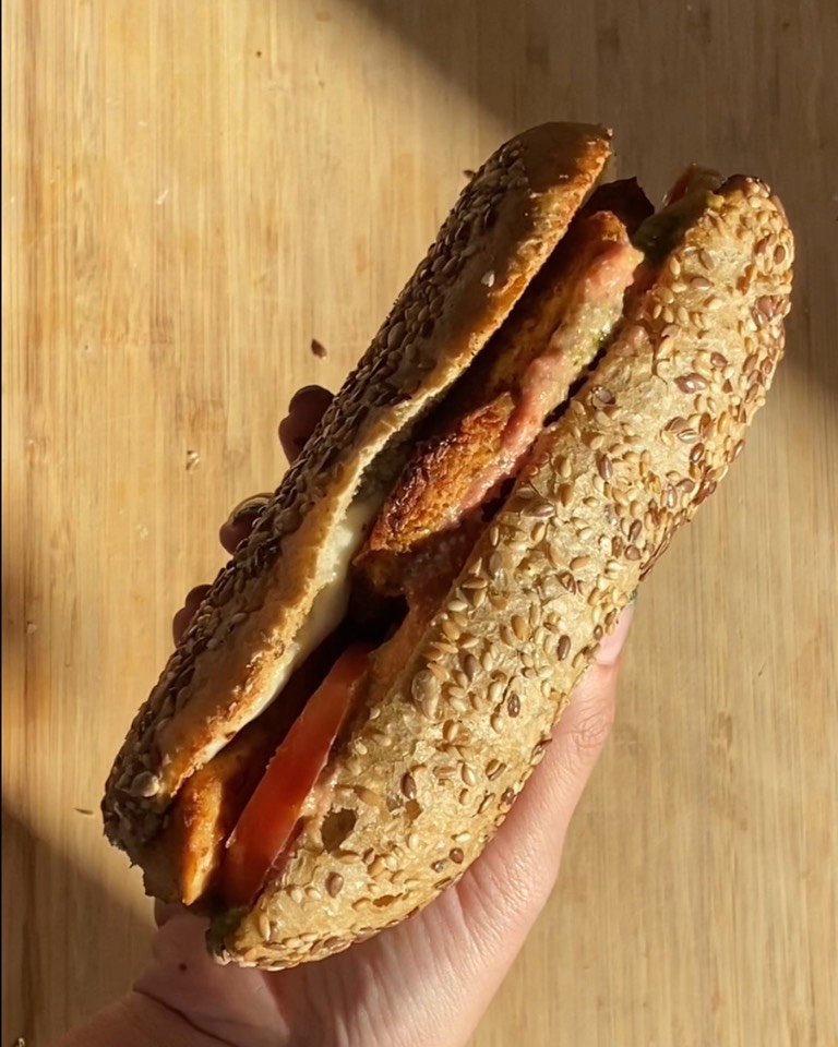 Bocadillo de pesto 🌿 y pollo 🍗 
