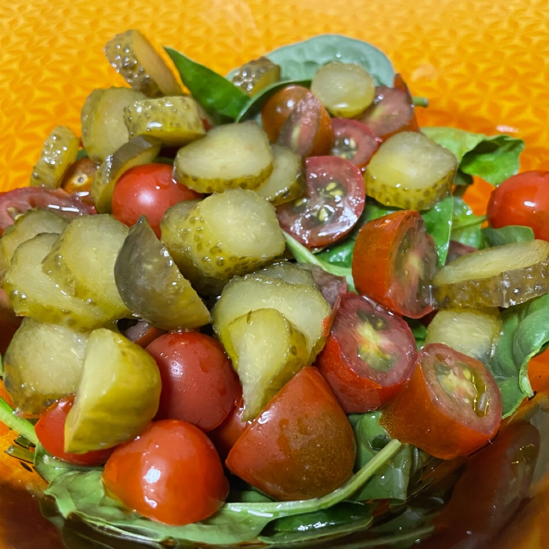 Ensalada de espinacas, tomate Cherry y pepinillos